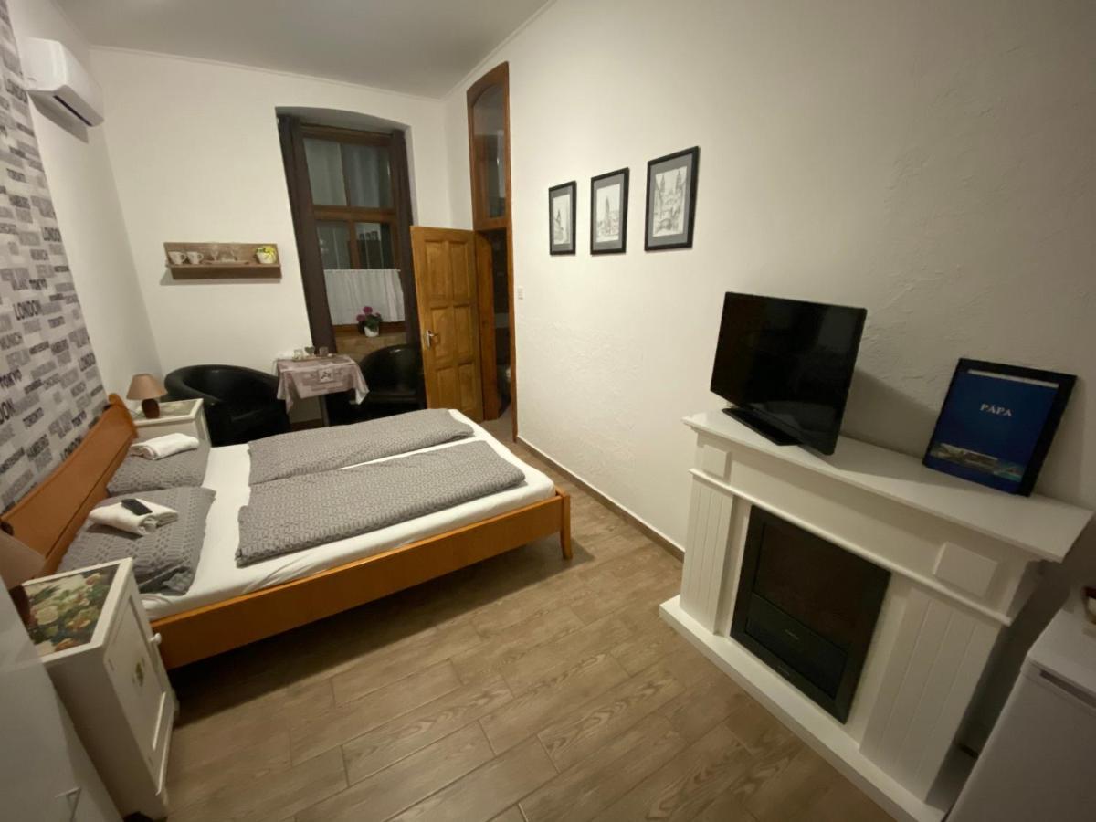 Anna Apartman Pápa Екстериор снимка